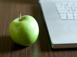 Leistungen Apfel neben Notebook